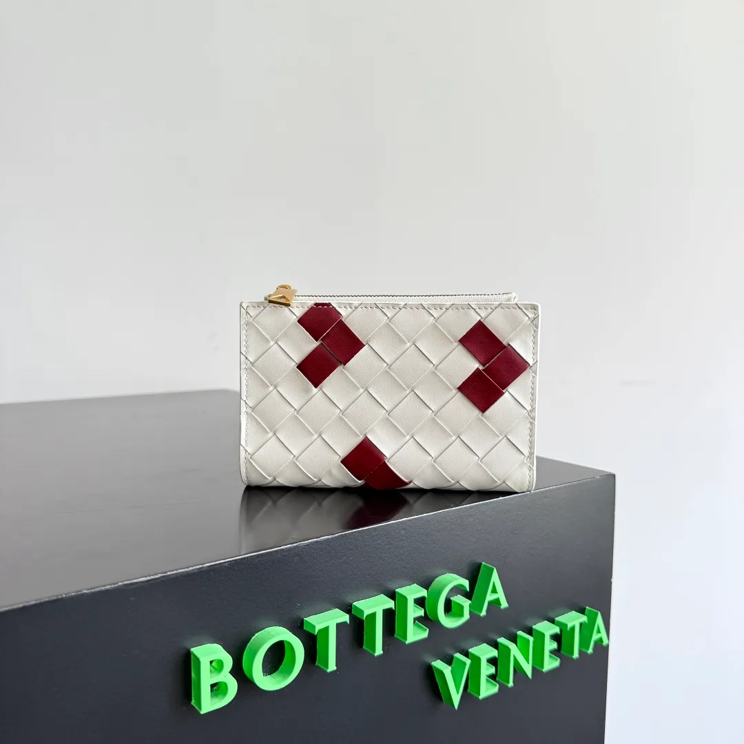 Batch 960 of BOTTEGA VENETA’s new woven small wallets are now shipping! ! ! 🥰🥰Made of carefully selected first-layer sheepskin fabric, this small luxury wallet has an elegant appearance and is also full of practicality. It can store change, driver's license and various cards at the same time. It is so small that it can be put in your pocket and carried with you. It is really convenient [Applause][Applause] Style No.: 667468 Size: 14.5*9.3*2cm